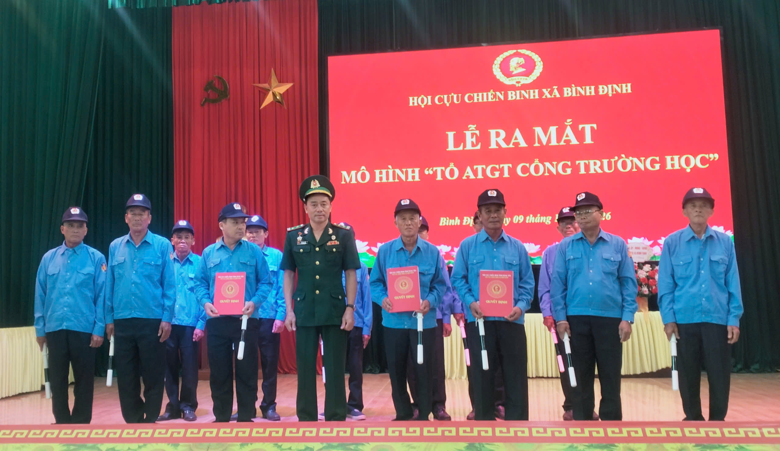 Hội Cựu chiến binh xã Bình Định ra mắt mô hình “Tổ an toàn giao thông tự quản cổng trường học”